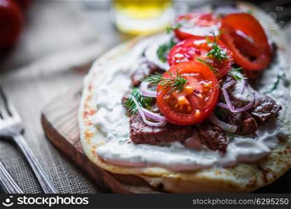 Steak sandwich with vegetables