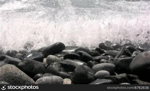 Steine in Nahaufnahme bei Wellen.