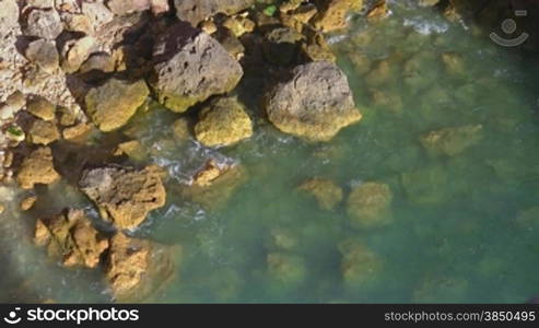 Steinstrand am Meer/ Steine umspnlt von Wasser, Knste der Algarve, Portugal.