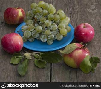 still life plate of grapes and four apples, subject summer fruit