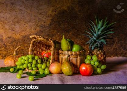 Still life with fruits placed in a basket made ??of natural materials.