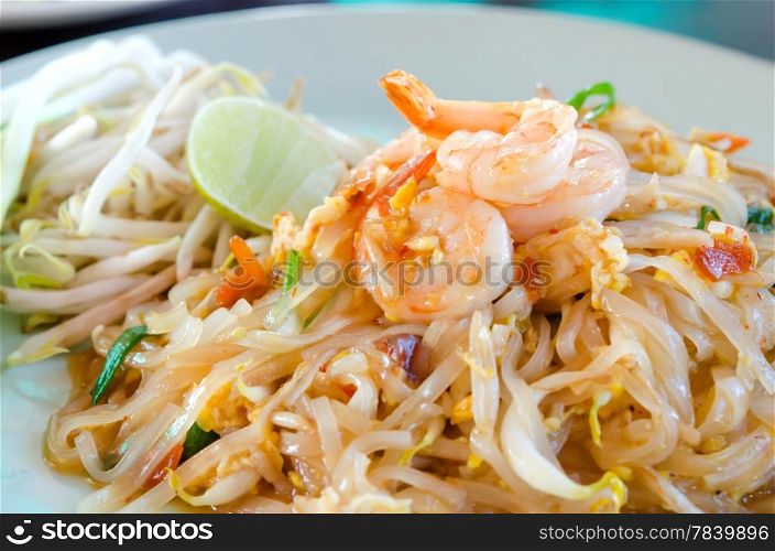 Stir fried noodles with shrimp , egg , lemon and fresh vegetable