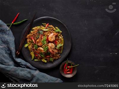 Stir fried noodles with shrimps and vegetables.