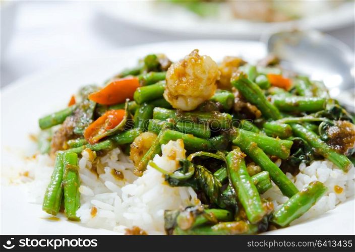 stir fry chinese cowpea and shrimp with curry sauce over rice