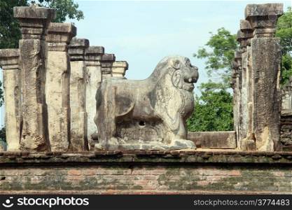 Stone lion and columns of palace Nissanka Mala in Polonnaruwa, Sri Lanka