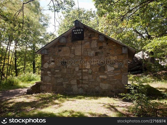 Stone shelter called Byrd&rsquo;s Nest on climb of Old Rag