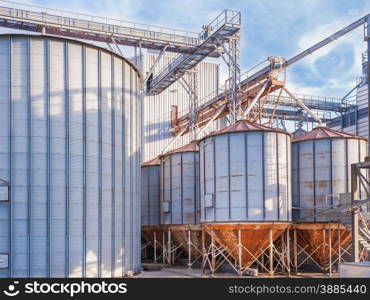 Storage facility cereals and production of biogas; silos and drying towers