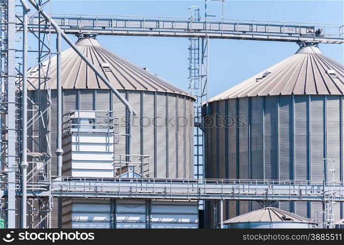 Storage facility cereals and production of biogas; silos and drying towers