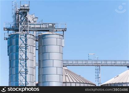 Storage facility cereals and production of biogas; silos and drying towers
