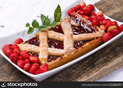 strawberries tart with fresh fruits