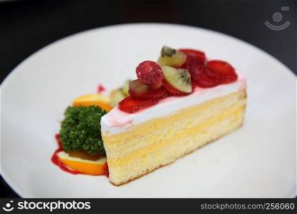 Strawberry cake and kiwi