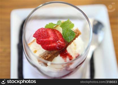 strawberry icecream with cheese cake