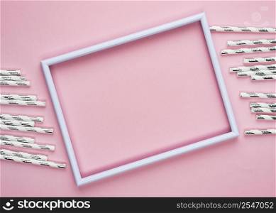 straws with empty pink frame