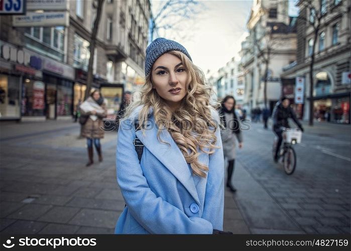 Streetstyle portrait of fashion woman