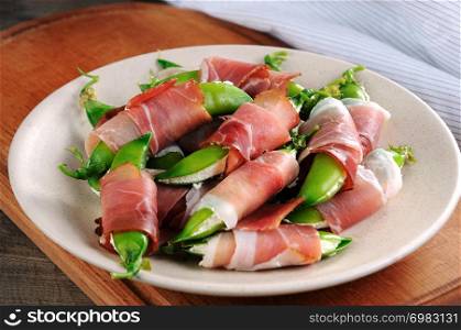 Stuffed pea pods with ricotta and Parma ham. Excellent option with low fat content. This is a wonderful, festive recipe for snacks.