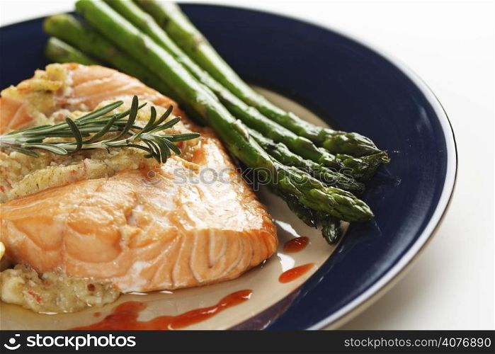 Stuffed salmon with asparagus on the side