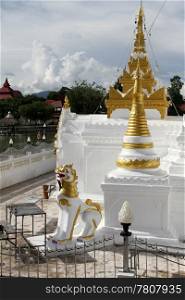 Stupa and lion in Wat Chong Klang, Mae Hong Son
