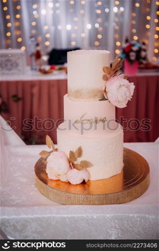 Stylish wedding cake with leaves.. An original high wedding cake decorated with flowers and leaves 3811.