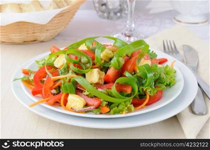 Summer vegetable salad with grilled cheese and onion in a serpentine