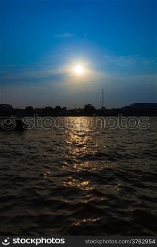 Sun will fall The reflected sunlight And waves in the river Feel the sadness