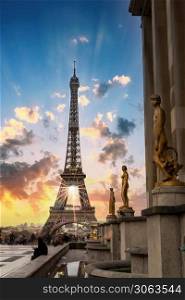Sunset at Eiffel&rsquo;s tower with statues in Paris