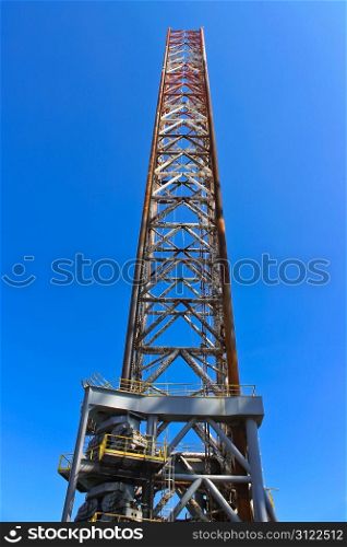 Supports offshore drilling rig in the shipyard for maintenance
