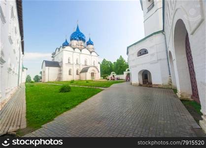 Suzdal Kremlin - the oldest part of the city, the core of Suzdal, according to archaeologists with existing X century. The Kremlin is located in a bend of the Kamenka River in the southern part of the city.