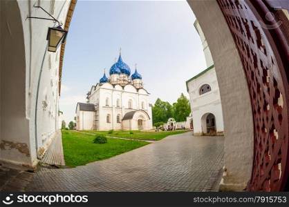 Suzdal Kremlin - the oldest part of the city, the core of Suzdal, according to archaeologists with existing X century. The Kremlin is located in a bend of the Kamenka River in the southern part of the city.