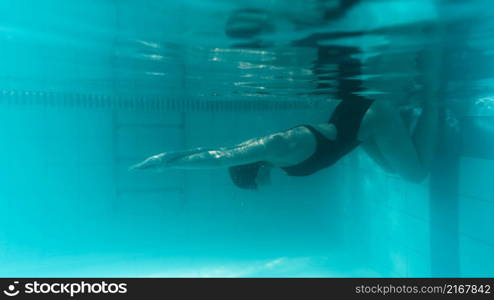swimmer underwater preparing race