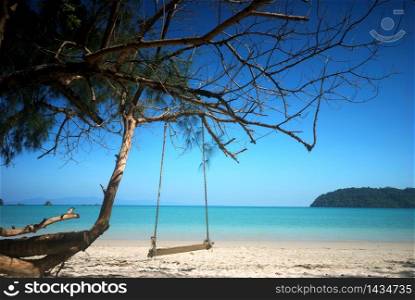 Swing the picture on the beach during the day for relaxation