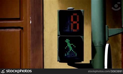 Szene zeigt eine spanische Fussgangerampel mit der dort typischen Animation und der abwarts zahlenden Stoppuhr. Scene shows a Spanish traffic light for pedestrians with typical animation.