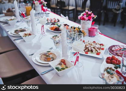 Table for the newly-married couple.. Place of the newly-married couple at the table on wedding 2539.. Place of the newly-married couple at the table on wedding 2539.