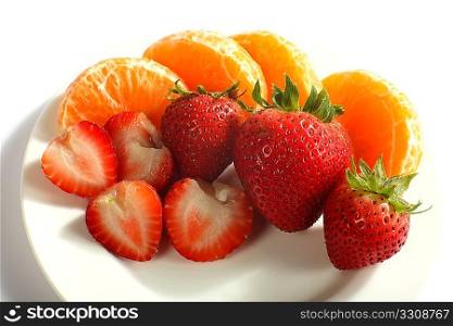 Tangerines and strawberries on a white plate