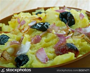 tarkovanka - Belarusian casserole of potatoes, bacon and dried fruits