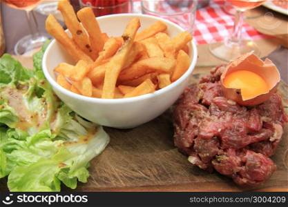 tartare de boeuf with egg and fries