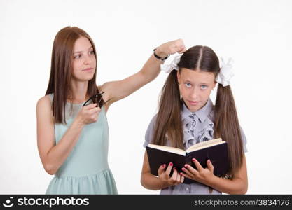 Teacher bangs his hand on the head and scolds student