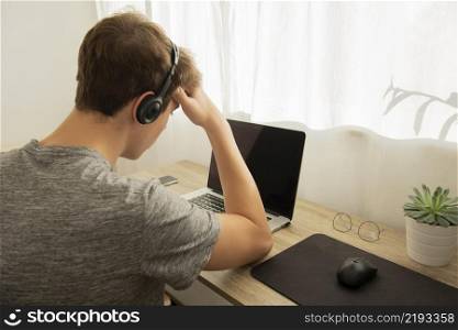 teenager boy doing online classes
