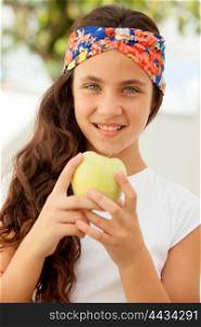 Teenager girl with blue eyes eating a apple