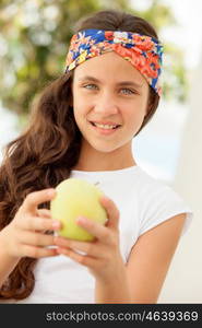 Teenager girl with blue eyes eating a apple