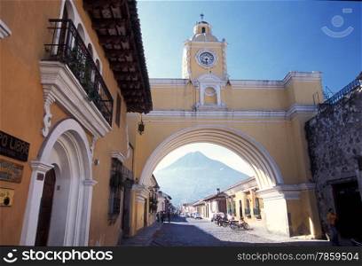teh volcano agua and the arco de santa catalina in the old town in the city of Antigua in Guatemala in central America. . LATIN AMERICA GUATEMALA ANTIGUA