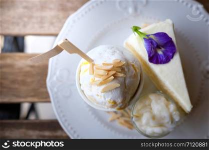 Thai Egg Coconut Ice Cream with vanila cake, Sprinkle with almond slides and pee flower.