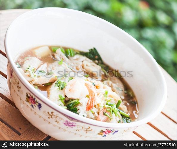 Thai noodles with pork and shrimp in spicy soup