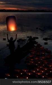 Thai people come out to float the Krathong on the full moon day of the 12th month of the year every time. This has a long-standing custom that has been passed down
