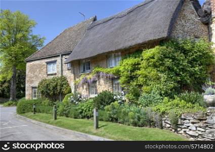 Thatched cottage with pretty garden, Kingham, Oxfordshire, England.