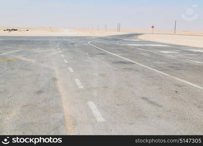 the asphalt empry street and loneliness in oman near the old desert