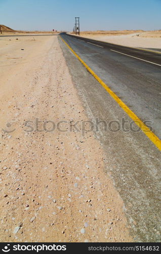 the asphalt empry street and loneliness in oman near the old desert