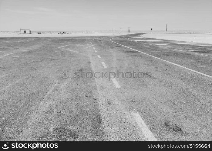 the asphalt empry street and loneliness in oman near the old desert