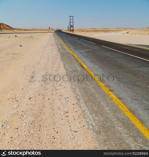 the asphalt empry street and loneliness in oman near the old desert