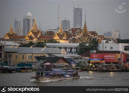 The Boat trafic in front of the Royal Palace and Wat Phra Kaew at the chao phraya river in the city of Bangkok in Thailand. Thailand, Bangkok, November, 2017. THAILAND BANGKOK CHAO PHRAYA WAT PHRA KAEW