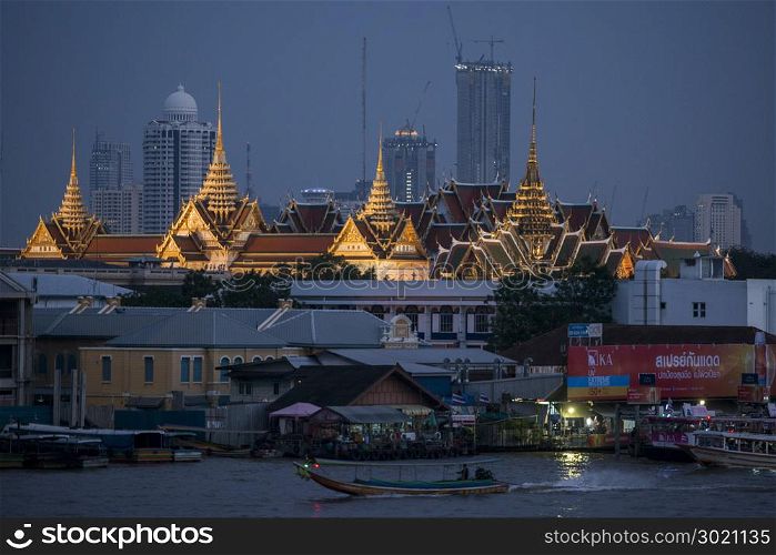 The Boat trafic in front of the Royal Palace and Wat Phra Kaew at the chao phraya river in the city of Bangkok in Thailand. Thailand, Bangkok, November, 2017. THAILAND BANGKOK CHAO PHRAYA WAT PHRA KAEW